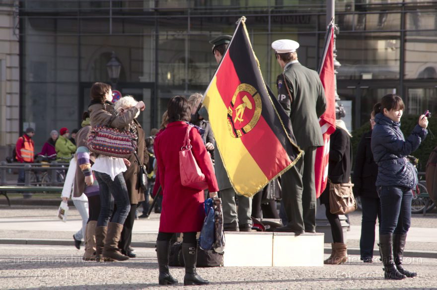 Berlin. Pariser Platz. Touristen und Performance-Künstler. Darsteller. DDR-Flagge
3. 3. 2012. Berlin. Mitte. Pariser Platz. Touristen und Performance-Künstler. Darsteller. DDR-Flagge
Schlüsselwörter: Berlin;Darsteller;DDR-Flagge;Deutschland;Germany;Mitte;Pariser Platz;2012;Touristen