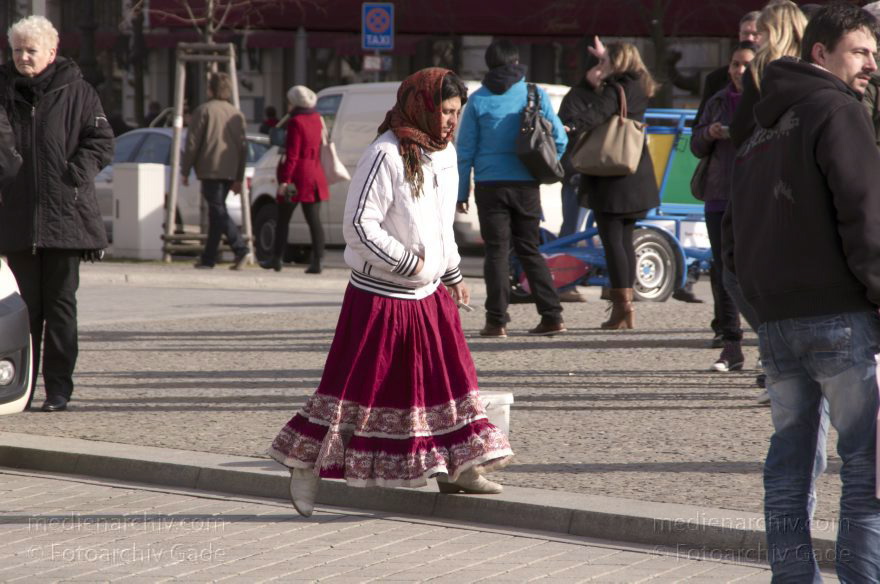 Berlin. Pariser Platz. Touristen und Performance-Künstler. Darsteller
3. 3. 2012. Berlin. Mitte. Pariser Platz. Touristen und Performance-Künstler. Darsteller
Schlüsselwörter: Berlin;Darsteller;Deutschland;Germany;Mitte;Pariser Platz;2012;Touristen