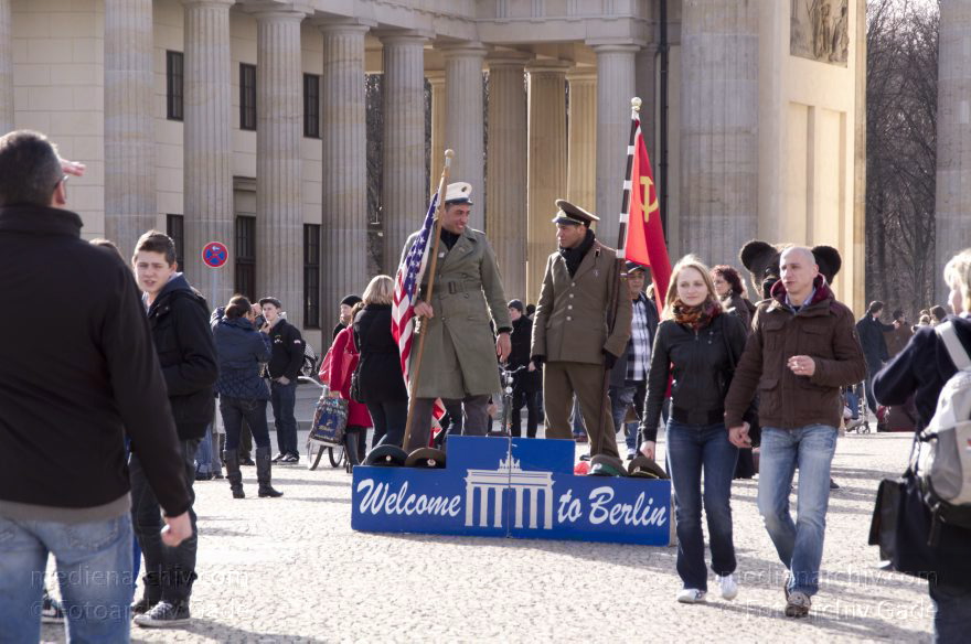 Berlin. Pariser Platz. Touristen und Performance-Künstler. Darsteller
3. 3. 2012. Berlin. Mitte. Pariser Platz. Touristen und Performance-Künstler. Darsteller
Schlüsselwörter: Berlin;Brandenbuger Tor;Darsteller;Deutschland;Germany;Mitte;Pariser Platz;2012;Touristen