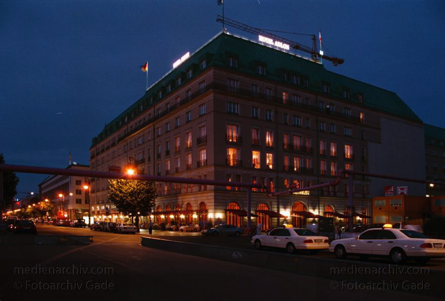 Berlin. Hotel Adlon am Pariser Platz.
3. Juli 1999. Berlin. Mitte. Hotel Adlon am Pariser Platz.
Schlüsselwörter: Berlin;Deutschland;Germany;Hotel Adlon;Mitte;Nacht;Nachtaufnahme;1999;Pariser Platz