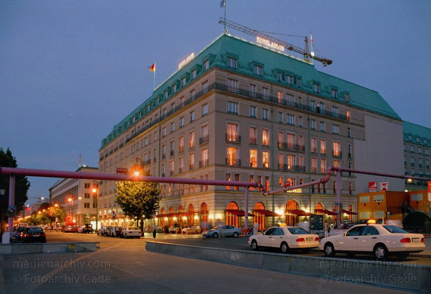 Berlin. Pariser Platz. Hotel Adlon. Nachtaufnahme
Juli 1999. Berlin. Mitte. Pariser Platz. Hotel Adlon. Nachtaufnahme
Schlüsselwörter: Adlon;Berlin;Deutschland;Germany;Hotel;Hotel Adlon;Mitte;1999;Pariser Platz
