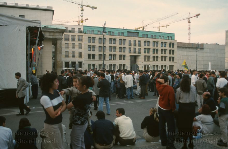 Berlin. Tiergarten. Regierungsviertel
Oktober 1999. Berlin. Mitte. Tiergarten. Regierungsviertel
Schlüsselwörter: Berlin;Deutschland;Germany;Hotel Adlon;Mitte;Pariser Platz;Regierungsviertel;1999;Tiergarten