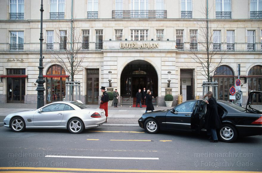 Berlin. Hotel Adlon. Unter den Linden
23. 1. 2005. Mitte. Hotel Adlon. Unter den Linden. Page. Gäste und Passanten am Eingang
Schlüsselwörter: Berlin;Deutschland;Germany;Hotel Adlon;Mitte;Pariser Platz;2005;Reichstag