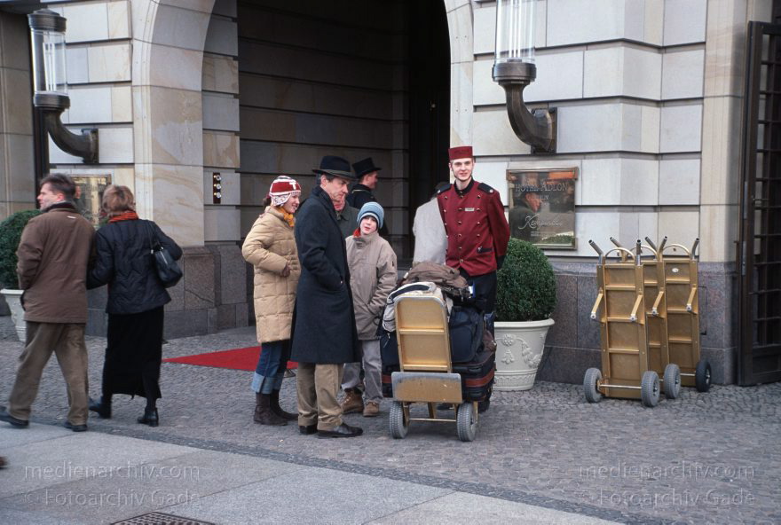 Berlin. Hotel Adlon. Unter den Linden
23. 1. 2005. Mitte. Hotel Adlon. Unter den Linden. Page. Gäste und Passanten am Eingang
Schlüsselwörter: Berlin;Deutschland;Germany;Hotel Adlon;Mitte;Pariser Platz;2005;Reichstag