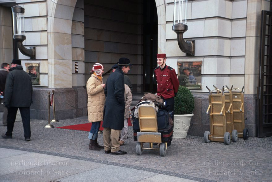 Berlin. Hotel Adlon. Unter den Linden
23. 1. 2005. Mitte. Hotel Adlon. Unter den Linden. Page. Gäste und Passanten am Eingang
Schlüsselwörter: Berlin;Deutschland;Germany;Hotel Adlon;Mitte;Pariser Platz;2005;Reichstag