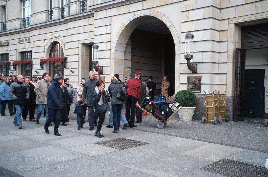 Berlin. Hotel Adlon. Unter den Linden
23. 1. 2005. Mitte. Hotel Adlon. Unter den Linden. Page. Gäste und Passanten am Eingang
Schlüsselwörter: Berlin;Deutschland;Germany;Hotel Adlon;Mitte;Pariser Platz;2005;Reichstag