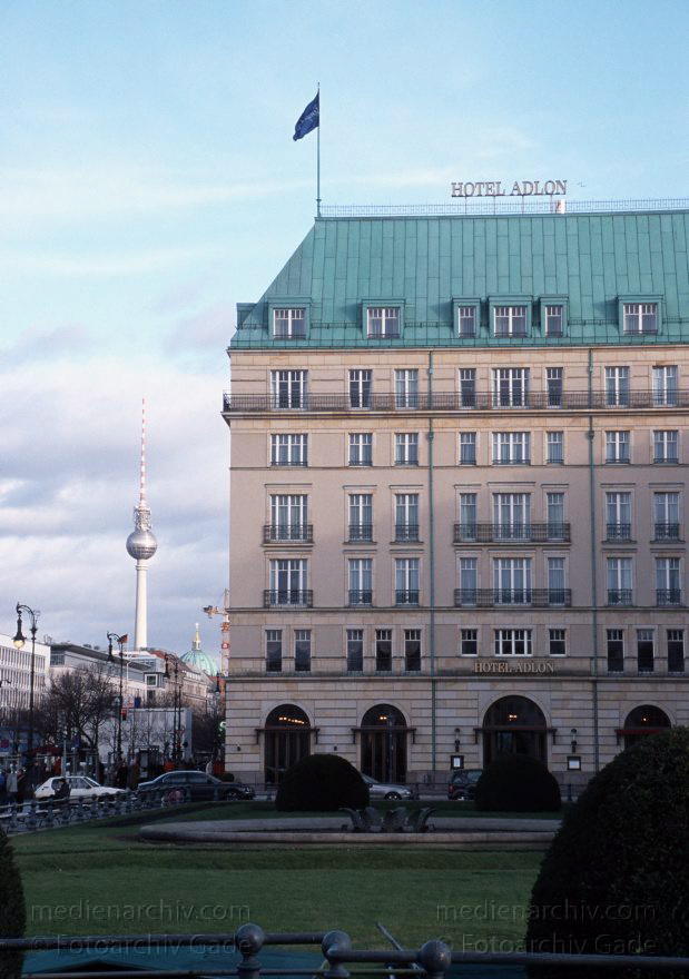 Berlin. Hotel Adlon. Pariser Platz.
23. 1. 2005. Mitte. Hotel Adlon. Pariser Platz.
Schlüsselwörter: Berlin;Deutschland;Germany;Hotel Adlon;Mitte;2005;Pariser Platz