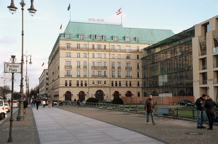 Berlin. Hotel Adlon. Pariser Platz.
23. 1. 2005. Mitte. Hotel Adlon. Pariser Platz.
Schlüsselwörter: Berlin;Deutschland;Germany;Hotel Adlon;Mitte;2005;Pariser Platz