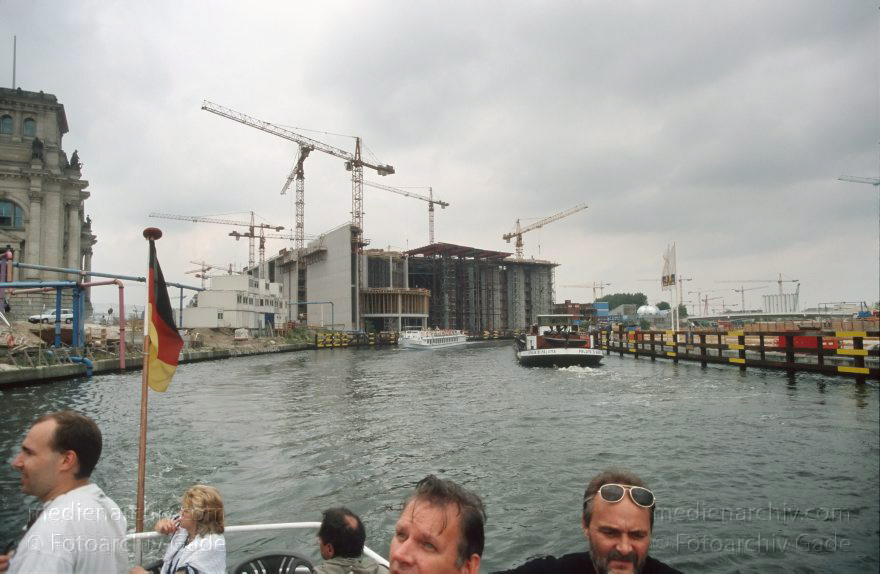 Berlin. Tiergarten. Dampferfahrt durch das Spree
Juni 1999. Berlin. Mitte. Tiergarten. Dampferfahrt durch das Regierungsviertel. Spree
Schlüsselwörter: Berlin;Bundestag;Deutschland;Fluss;Fluß;Germany;Mitte;Regierungsviertel;Spree;1999;Tiergarten