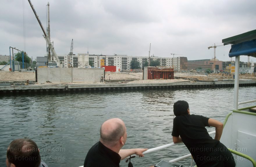 Berlin. Tiergarten. Dampferfahrt durch das Spree
Juni 1999. Berlin. Mitte. Tiergarten. Dampferfahrt durch das Regierungsviertel. Spree
Schlüsselwörter: Berlin;Bundestag;Deutschland;Fluss;Fluß;Germany;Mitte;Regierungsviertel;Spree;1999;Tiergarten