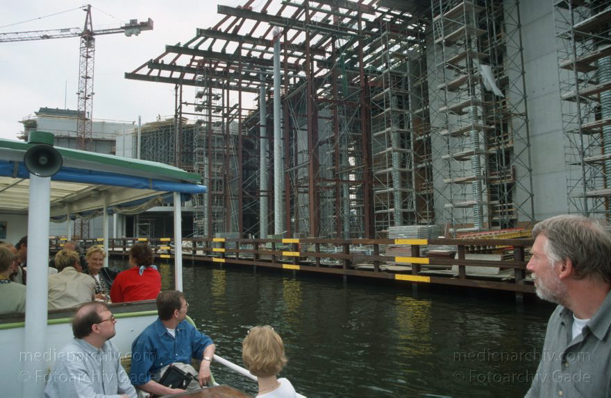 Berlin. Tiergarten. Dampferfahrt durch das Spree
Juni 1999. Berlin. Mitte. Tiergarten. Dampferfahrt durch das Regierungsviertel. Spree
Schlüsselwörter: Berlin;Bundestag;Deutschland;Fluss;Fluß;Germany;Mitte;Regierungsviertel;Spree;1999;Tiergarten