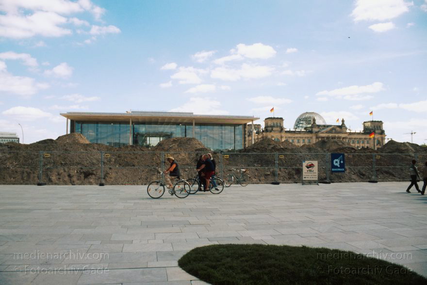 Berlin. Tiergarten. Baustelle: Deutscher Bundestag
20. Mai 2001. Berlin. Tiergarten (Mitte). Deutscher Bundestag. Blick auf das neue Bundestagsgebäude mit den Sitzungssälen. Fraktionen. Abgeordnetenbüros und Verwaltung.
Schlüsselwörter: Berlin;Bundestag;Deutscher Bundestag;Deutschland;Germany;Mitte;Regierungsviertel;2001;Tiergarten