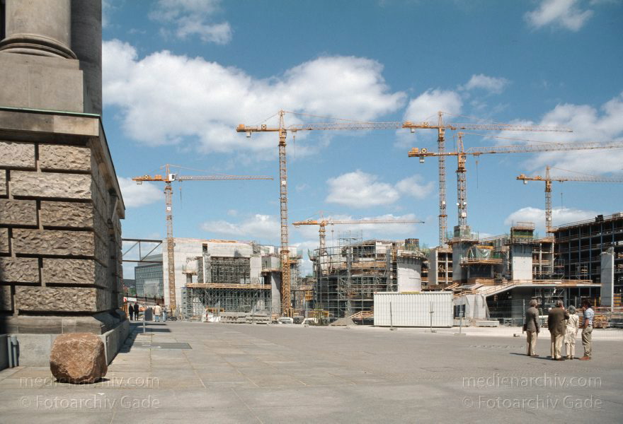 Berlin. Tiergarten. Bundestagsbaustelle am Schiffbauerdamm. Reichstag.
20. Mai 2001. Berlin. Mitte. Tiergarten. Regierungsviertel. Bundestagsbaustelle am Schiffbauerdamm. Reichstag.
Schlüsselwörter: Berlin;Bundestag;Deutschland;Germany;Mitte;Regierungsviertel;Reichstag;Schiffbauerdamm;2001;Tiergarten