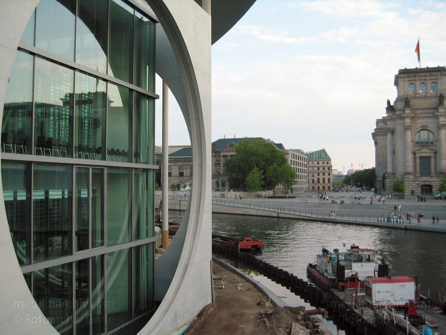 Berlin. Tiergarten. Deutscher Bundestag. Marie-Elisabeth-Lüders-Haus. Spree. rechts: Reichstag.
1. 8. 2004. Berlin. Mitte. Tiergarten. Regierungsviertel. Deutscher Bundestag. Marie-Elisabeth-Lüders-Haus. Fluss Spree. rechts: Reichstag.
Schlüsselwörter: Berlin;Bundestag;Deutscher Bundestag;Deutschland;Germany;Marie-Elisabeth-Lüders-Haus;Mitte;Regierungsbezirk;Regierungsviertel;Reichstag;Spree;2004;Tiergarten