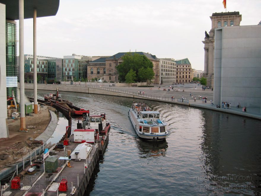 Berlin. Spree am Deutschen Bundestag.
1. 8. 2004. Berlin. Mitte. Regierungsviertel. Spree am Deutschen Bundestag.
Schlüsselwörter: Berlin;Bundestag;Deutschland;Germany;Mitte;Regierungsbezirk;Regierungsviertel;2004;Spree