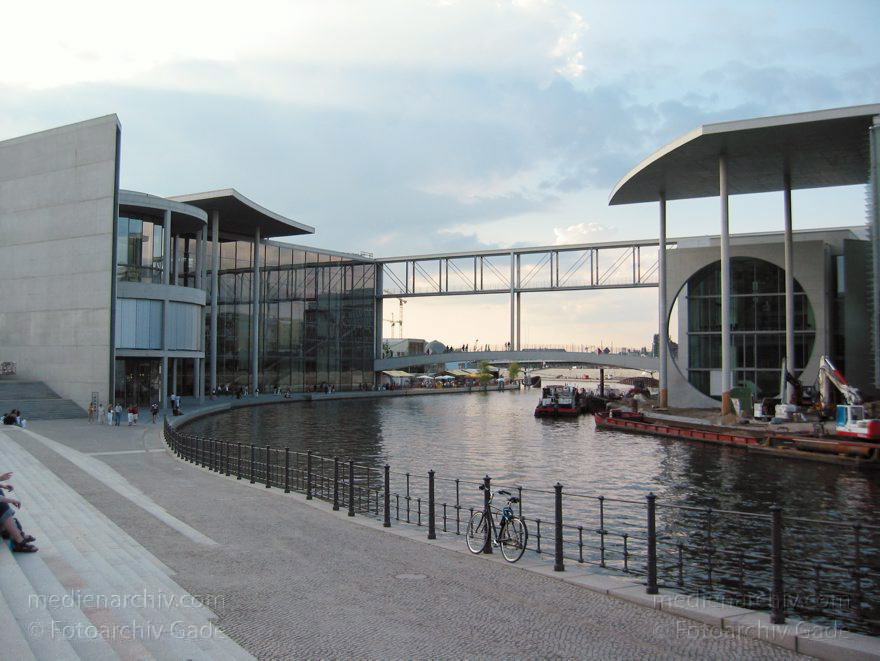 Berlin. Spree am Deutschen Bundestag.
1. 8. 2004. Berlin. Mitte. Regierungsviertel. Spree am Deutschen Bundestag.
Schlüsselwörter: Berlin;Bundestag;Deutscher Bundestag;Deutschland;Germany;Mitte;Regierungsbezirk;Regierungsviertel;2004;Spree