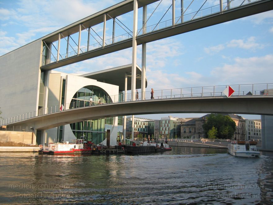 Berlin. Deutscher Bundestag. Marie-Elisabeth-Lüders-Haus. Spree.
1. 8. 2004. Berlin. Mitte. Regierungsviertel. Deutscher Bundestag. Marie-Elisabeth-Lüders-Haus. Fluss Spree.
Schlüsselwörter: Berlin;Brücke;Bundestag;Deutscher Bundestag;Deutschland;Germany;Marie-Elisabeth-Lüders-Haus;Mitte;Regierungsbezirk;Regierungsviertel;2004;Spree