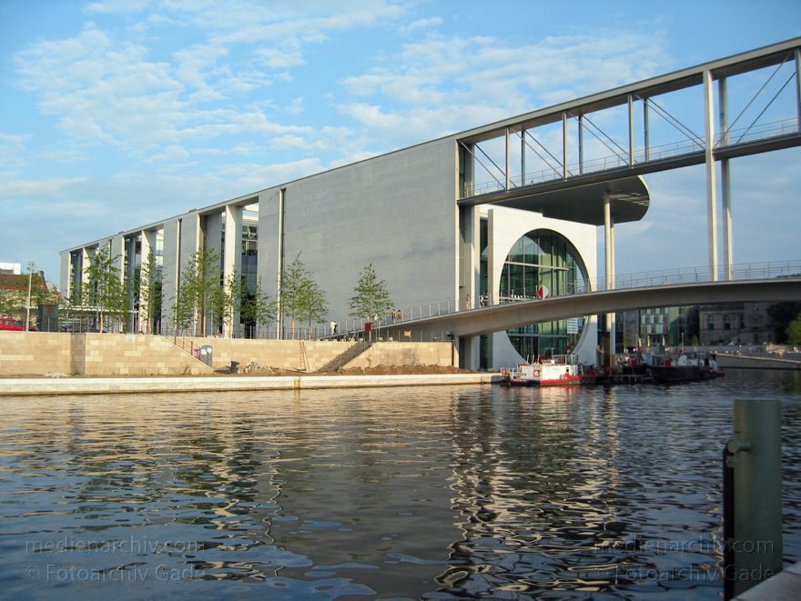 Berlin. Deutscher Bundestag. Marie-Elisabeth-Lüders-Haus. Spree.
1. 8. 2004. Berlin. Mitte. Regierungsviertel. Deutscher Bundestag. Marie-Elisabeth-Lüders-Haus. Fluss Spree.
Schlüsselwörter: Berlin;Bundestag;Deutscher Bundestag;Deutschland;Germany;Marie-Elisabeth-Lüders-Haus;Mitte;Regierungsbezirk;Regierungsviertel;2004;Spree