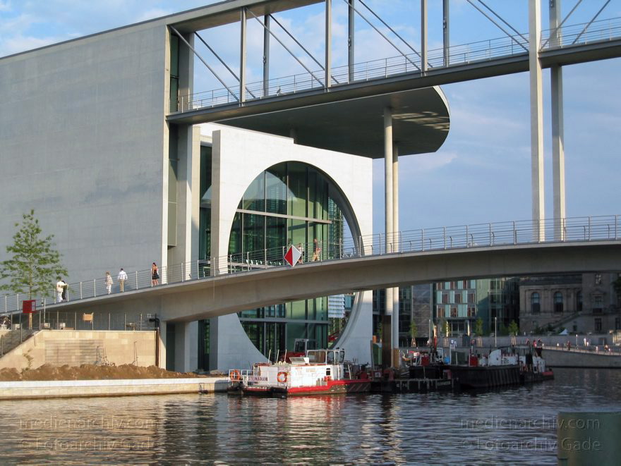 Berlin. Deutscher Bundestag. Marie-Elisabeth-Lüders-Haus. Spree.
1. 8. 2004. Berlin. Mitte. Regierungsviertel. Deutscher Bundestag. Marie-Elisabeth-Lüders-Haus. Fluss Spree.
Schlüsselwörter: Berlin;Brücke;Bundestag;Deutscher Bundestag;Deutschland;Germany;Marie-Elisabeth-Lüders-Haus;Mitte;Regierungsbezirk;Regierungsviertel;2004;Spree