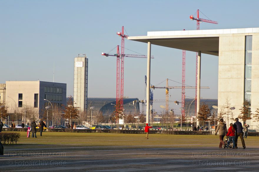 Berlin. Tiergarten. Deutscher Bundestag
16. 01. 2005 Berlin. Mitte. Tiergarten. Regierungsviertel. Deutscher Bundestag. Sitzungssäle. Fraktionen. Abgeordnetenbüros. Verwaltung
Schlüsselwörter: Berlin;Bundestag;Deutschland;Germany;Mitte;Regierungsviertel;2005;Tiergarten