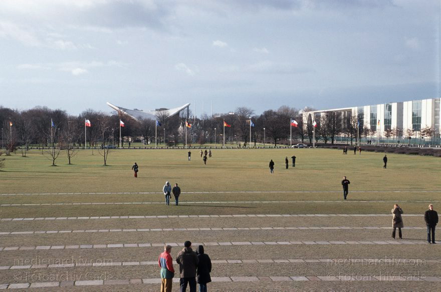 Berlin. Tiergarten. Platz vor dem Reichstag. Bundeskanzleramt
23. 1. 2005. Mitte. Regierungsviertel. Tiergarten. Platz vor dem Reichstag. Bundeskanzleramt
Schlüsselwörter: Berlin;Bundeskanzleramt;Bundestag;Deutschland;Germany;Mitte;Regierungsviertel;2005;Tiergarten