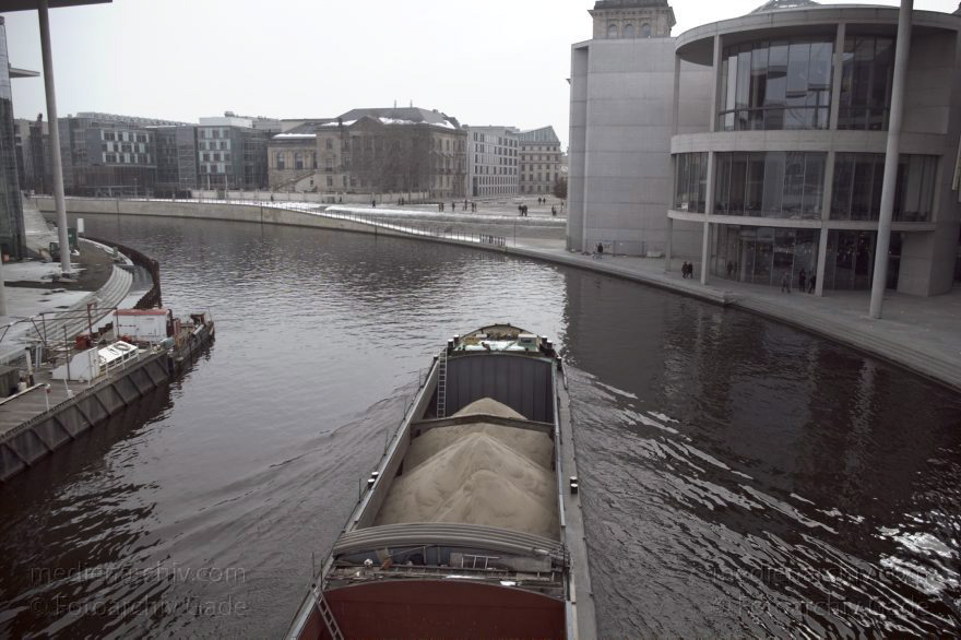 Berlin. Deutscher Bundestag. Büro- und Versammlungsräume der Abgeordneten. Spree.
21. 2. 2005. Berlin. Mitte. Regierungsviertel. Deutscher Bundestag. Büro- und Versammlungsräume der Abgeordneten. Fluss Spree. Fluss
Schlüsselwörter: Berlin;Binnenschiff;Bundestag;Deutschland;Fluss;Germany;Mitte;Regierungsviertel;Schiffe;2005;Spree