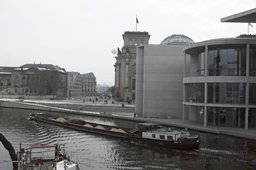 Berlin. Deutscher Bundestag. Büro- und Versammlungsräume der Abgeordneten. Spree.
21. 2. 2005. Berlin. Mitte. Regierungsviertel. Deutscher Bundestag. Büro- und Versammlungsräume der Abgeordneten. Fluss Spree. Fluss
Schlüsselwörter: Berlin;Binnenschiff;Bundestag;Deutschland;Fluss;Germany;Mitte;Regierungsviertel;Schiffe;2005;Spree