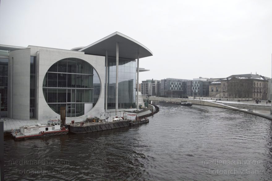 Berlin. Deutscher Bundestag. Büro- und Versammlungsräume der Abgeordneten. Spree.
21. 2. 2005. Berlin. Mitte. Regierungsviertel. Deutscher Bundestag. Büro- und Versammlungsräume der Abgeordneten. Fluss Spree. Fluss
Schlüsselwörter: Berlin;Bundestag;Deutschland;Fluss;Germany;Mitte;Regierungsviertel;2005;Spree