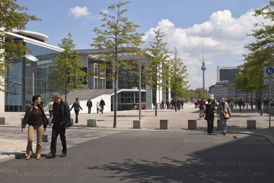 Berlin. Bundestag - Abgeordnetenbüros
16. 5. 2005. Berlin. Mitte. (vorne: Tiergarten) Regierungsviertel. Reichstag-Ufer. Marie-Elisabeth-Lüders-Haus. Bundestag. Abgeordnetenbüros. Parlament
Schlüsselwörter: Berlin;Bundestag;Deutschland;Germany;Marie-Elisabeth-Lüders-Haus;Mitte;Regierungsviertel;2005;Tiergarten