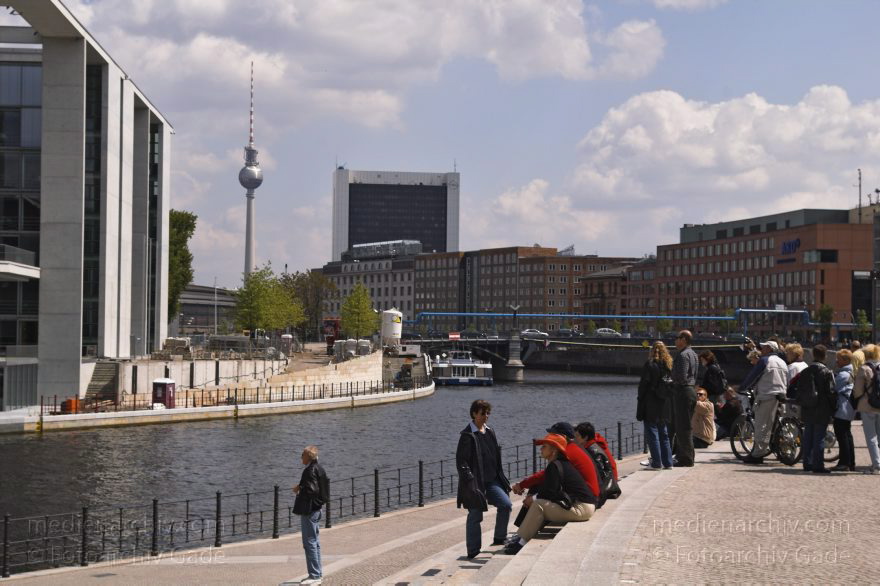 Berlin. Bundestag - Abgeordnetenbüros
16. 5. 2005. Berlin. Mitte. Regierungsviertel. Bundestag. Abgeordnetenbüros. Touristen am Reichstag-Ufer am Fluss. Fluß Spree. Rechts: Marie-Elisabeth-Lüders-Haus. Hinten: Fernsehturm am Alecanderplatz. Marschallbrücke
Schlüsselwörter: Abgeordnetenbüros;Berlin;Bundestag;Deutschland;Fluss;Fluß;Germany;Marie-Elisabeth-Lüders-Haus;Marschallbrücke;Mitte;Parlament;Regierungsviertel;Reichstag-Ufer;2005;Spree