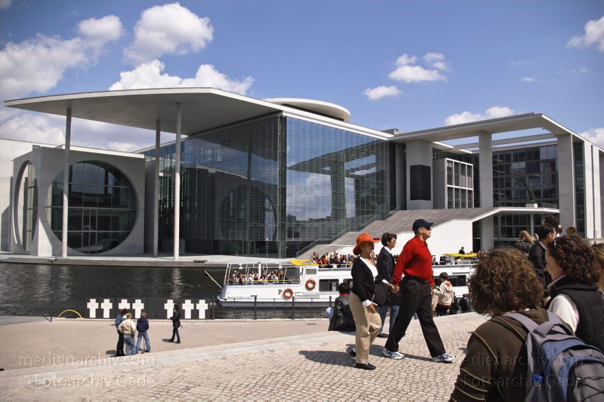 Berlin. Bundestag - Abgeordnetenbüros
16. 5. 2005. Berlin. Mitte. Regierungsviertel. Bundestag. Abgeordnetenbüros. Parlament. Reichstags-Ufer. Rechts: Paul-Löbe-Haus. Mitte: Marie-Elisabeth-Lüders-Steg. Links: Marie-Elisabeth-Lüders-Haus. Fluss Spree.
Schlüsselwörter: Abgeordnetenbüros;Berlin;Bundestag;Deutschland;Fluss;Fluß;Germany;Marie-Elisabeth-Lüders;Marie-Elisabeth-Lüders-Haus;Mitte;Parlament;Paul-Löbe-Haus;Regierungsviertel;2005;Spree