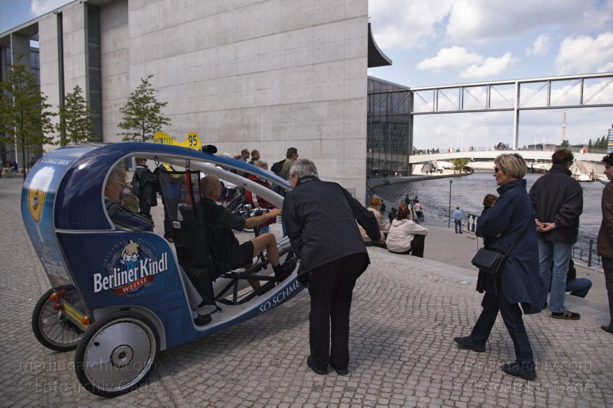 Berlin. Bundestag - Abgeordnetenbüros
16. 5. 2005. Berlin. Mitte. Regierungsviertel. Bundestag. Abgeordnetenbüros. Parlament. Dreirädriges Tretrad mit Fahrer für zwei Mitfahrer. Rechts: Paul-Löbe-Haus. Mitte: Marie-Elisabeth-Lüders-Steg. am Fluss. Fluß Spree
Schlüsselwörter: Abgeordnetenbüros;Berlin;Bundestag;Deutschland;Fluss;Fluß;Germany;Marie-Elisabeth-Lüders-Steg;Mitte;Parlament;Paul-Löbe-Haus;Regierungsviertel;Spree;2005;Tretrad