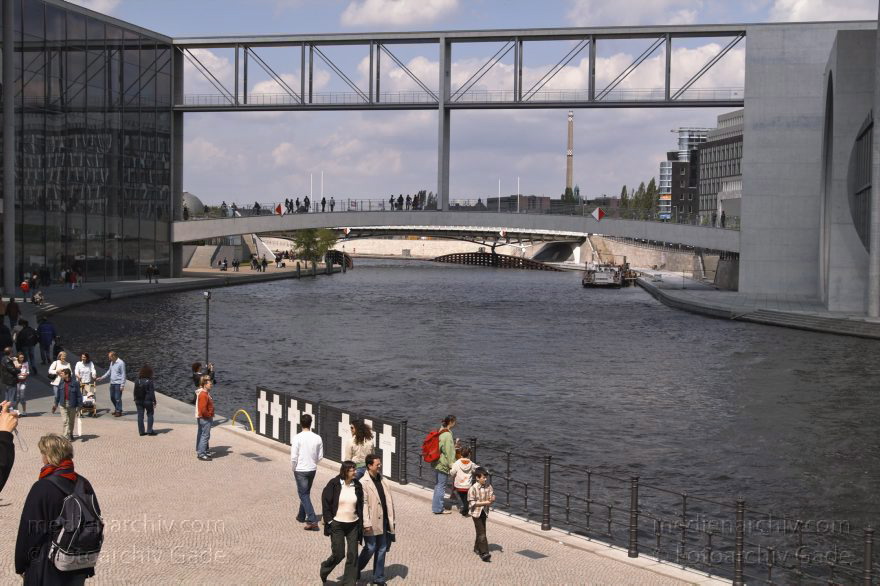 Berlin. Bundestag. Spree
16. 5. 2005. Berlin. Mitte. Regierungsviertel. Bundestag. Abgeordnetenbüros. Parlament. Rechts: Paul-Löbe-Haus; Mitte: Marie-Elisabeth-Lüders-Steg; Links: Marie-Elisabeth-Lüders-Haus. Fluss Spree
Schlüsselwörter: Abgeordnetenbüros;Berlin;Bundestag;Deutschland;Fluss;Fluß;Germany;Marie-Elisabeth-Lüders;Marie-Elisabeth-Lüders-Haus;Mitte;Parlament;Paul-Löbe-Haus;Regierungsviertel;2005;Spree