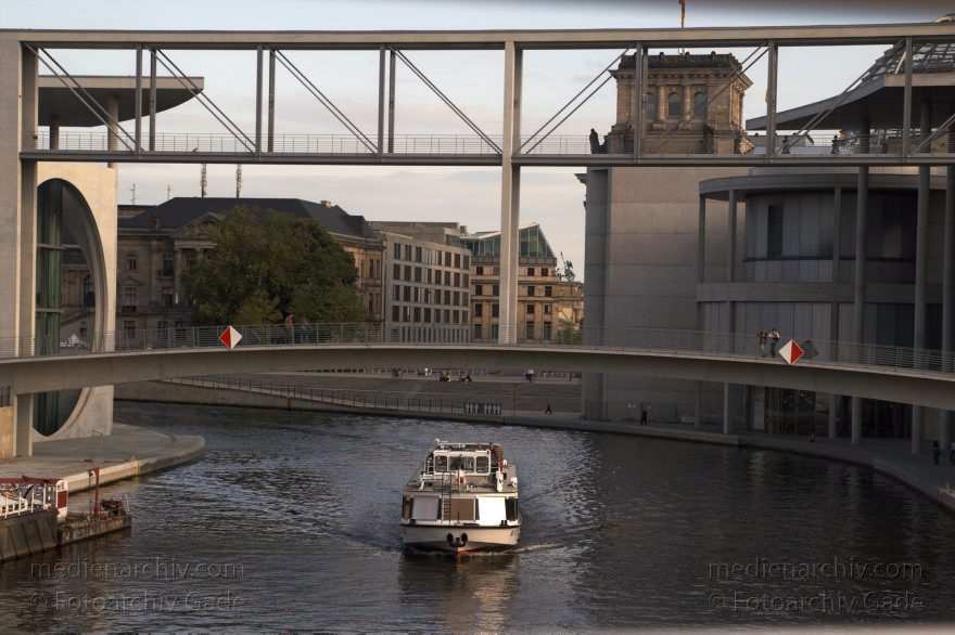 Berlin. Marie-Elisabeth-Lüders-Steg. Ausflugsdampfer beim Reichstag
22. 5. 2005. Berlin. Mitte. Regierungsviertel. Fluss. Marie-Elisabeth-Lüders-Steg. Ausflugsdampfer beim Reichstag
Schlüsselwörter: Ausflugsdampfer;Berlin;Bundestag;Deutschland;Fluß;Germany;Marie-Elisabeth-Lüders-Steg;Mitte;Regierungsviertel;2005;Spree