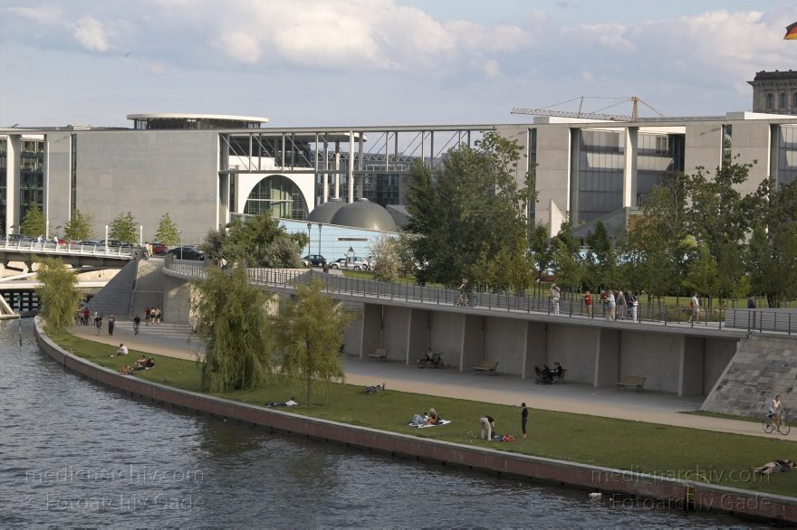 Berlin. Tiergarten. Spree. Ludwig-Erhard-Ufer.
31. 7. 2005. Berlin. Mitte. Tiergarten. Regierungsviertel. Fluss. Fluß Spree. Ludwig-Erhard-Ufer.
Schlüsselwörter: Berlin;Bundestag;Deutschland;Fluss;Fluß;Germany;Ludwig-Erhard-Ufer;Mitte;Regierungsviertel;Spree;2005;Tiergarten