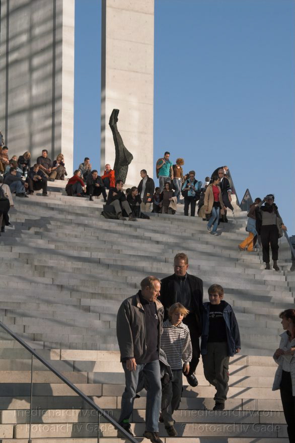 Berlin. Marie-Elisabeth-Lüders-Haus. Touristen. Besucher auf der großen Treppe.
30. 10. 2005. Berlin. Mitte. Regierungsviertel. Marie-Elisabeth-Lüders-Haus. Touristen. Besucher auf der großen Treppe.
Schlüsselwörter: Berlin;Bundestag;Deutschland;Germany;Marie-Elisabeth-Lüders-Haus;Mitte;Regierungsviertel;2005;Treppe