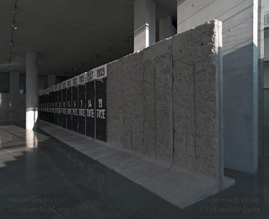 Berlin. Bundestag. Marie-Elisabeth-Lüders-Haus
18. 1. 2009. Berlin. Mitte. Regierungsviertel. Bundestag. Marie-Elisabeth-Lüders-Haus. (Panorama aus mehreren Einzelbildern) Mauermahnmal. Segmente der Mauer wurden an ihrem ursprünglichem Ort aufgebaut.
Schlüsselwörter: Berlin;Bundestag;Deutschland;Germany;Mauermahnmal;Mitte;2009;Regierungsviertel