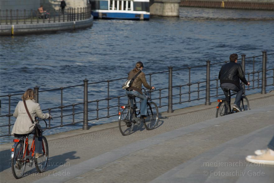 Berlin. Radfahrer an der Spree
29. 5. 2010. Berlin. Mitte. Regierungsviertel. Radfahrer an der Spree
Schlüsselwörter: Berlin;Bundestag;Deutschland;Germany;Mitte;Radfahrer;Regierungsviertel;2010;Spree