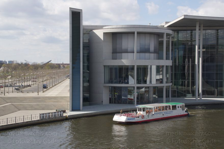 Berlin. Tiergarten. Bundestag. Spree. Ausflugsdampfer
17. 4. 2012. Berlin. Mitte. Tiergarten. Regierungsviertel. Bundestag. Fluss Spree. Ausflugsdampfer
Schlüsselwörter: Ausflugsdampfer;Berlin;Bundestag;Deutschland;Fluss;Germany;Mitte;Regierungsviertel;2012;Spree