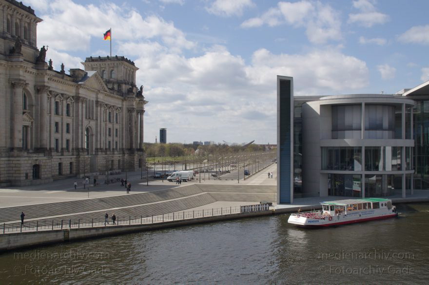 Berlin. Tiergarten. Bundestag. Spree. Ausflugsdampfer. Reichstag
17. 4. 2012. Berlin. Mitte. Tiergarten. Regierungsviertel. Bundestag. Fluss Spree. Ausflugsdampfer. Reichstag
Schlüsselwörter: Ausflugsdampfer;Berlin;Bundestag;Deutschland;Fluss;Germany;Mitte;Regierungsviertel;Reichstag;2012;Spree