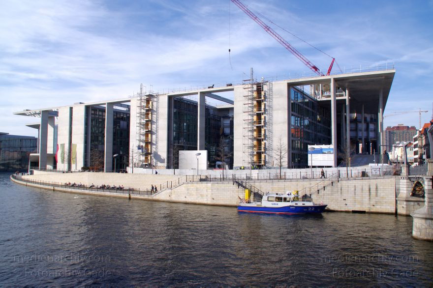 Berlin. Schiffbauerdamm. Spree. Marie-Elisabeth-Lüders-Haus
20. 3. 2014. Berlin. Mitte. Schiffbauerdamm. Fluss Spree. Erweiterung des Marie-Elisabeth-Lüders-Haus. Bundestag. Baustelle
Schlüsselwörter: Berlin;Fluss;Marie-Elisabeth-Lüders-Haus;Mitte;Schiffbauerdamm;2014;Spree;Mitte