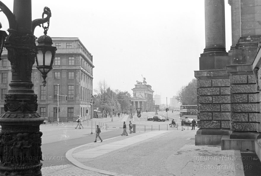 Berlin. Tiergarten. Ehemaliger Mauerstreifen zwischen Reichstag und Brandenburger Tor.
23. 10. 1994. Berlin. Mitte. Tiergarten. Ehemaliger Mauerstreifen zwischen Reichstag und Brandenburger Tor.
Schlüsselwörter: Berlin;Brandenburger Tor;Deutschland;Germany;1994;Mitte