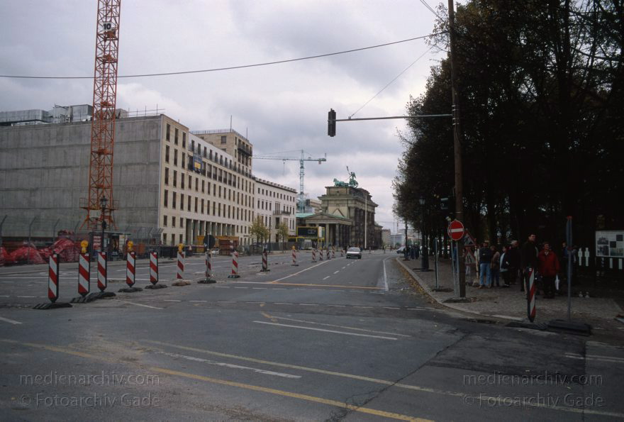 Berlin. Tiergarten. Eberstraße. Brandenburger Tor
Oktober 1998. Berlin. Mitte. Tiergarten. Eberstraße. Brandenburger Tor
Schlüsselwörter: Berlin;Deutschland;Ebertstraße;Germany;1998;Mitte