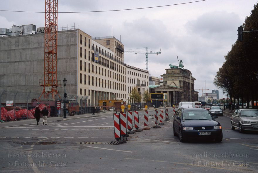 Berlin. Tiergarten. Eberstraße. Brandenburger Tor
Oktober 1998. Berlin. Mitte. Tiergarten. Eberstraße. Brandenburger Tor
Schlüsselwörter: Berlin;Brandenburger Tor;Deutschland;Germany;Mitte;Regierungsviertel;1998;Tiergarten