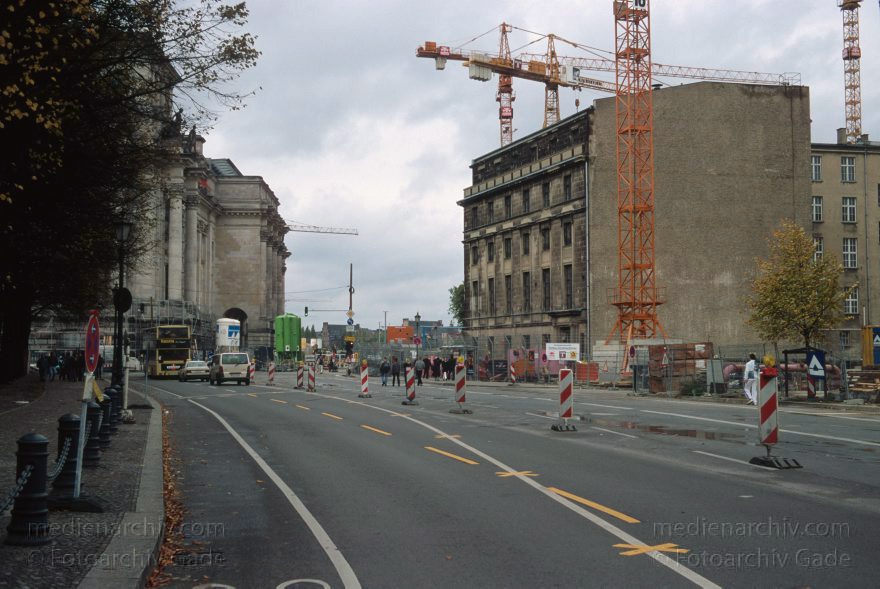 Berlin. Tiergarten. Baustelle am Reichstag. Ebertstraße.
Oktober 1998. Berlin. Mitte. Tiergarten. Baustelle am Reichstag. Ebertstraße.
Schlüsselwörter: Berlin;Deutschland;Ebertstraße;Germany;Mitte;Regierungsviertel;1998;Tiergarten
