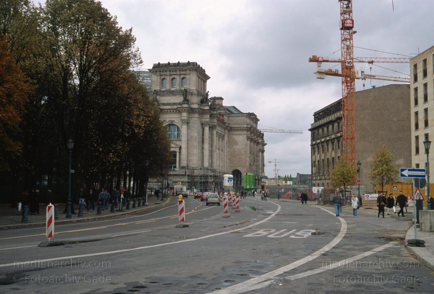 Berlin. Tiergarten. Baustelle am Reichstag. Ebertstraße
Oktober 1998. Berlin. Mitte. Tiergarten. Baustelle am Reichstag. Ebertstraße
Schlüsselwörter: Berlin;Deutschland;Ebertstraße;Germany;Mitte;Regierungsviertel;1998;Tiergarten