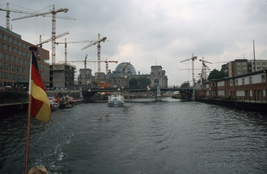 Berlin. Tiergarten. Dampferfahrt durch das Spree. Reichstag. Marschallbrücke
Juni 1999. Berlin. Mitte. Tiergarten. Dampferfahrt durch das Regierungsviertel. Fluss. Fluß Spree. Reichstag. Marschallbrücke
Schlüsselwörter: Berlin;Deutschland;Fluss;Fluß;Germany;Mitte;Regierungsviertel;Reichstag;Spree;1999;Tiergarten