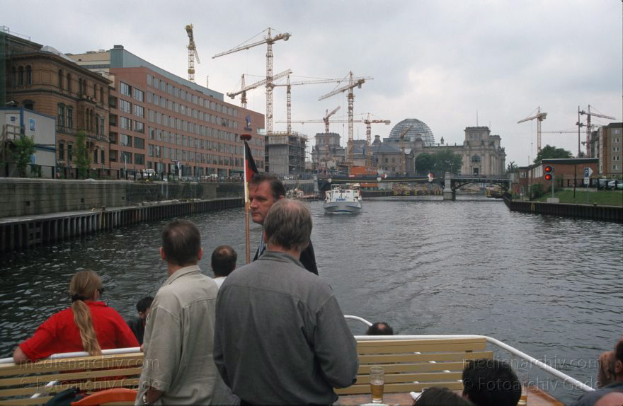 Berlin. Tiergarten. Dampferfahrt durch das Spree. Reichstag. Marschallbrücke
Juni 1999. Berlin. Mitte. Tiergarten. Dampferfahrt durch das Regierungsviertel. Fluss. Fluß Spree. Reichstag. Marschallbrücke
Schlüsselwörter: Berlin;Deutschland;Fluss;Fluß;Germany;Mitte;Regierungsviertel;Reichstag;Spree;1999;Tiergarten