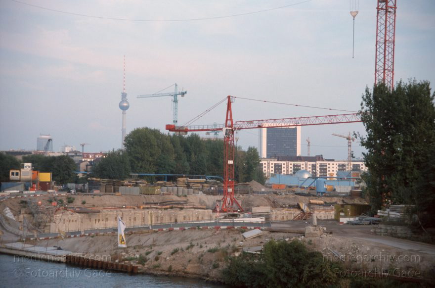 Berlin. Tiergarten. Spreebogen zwischen dem Lehrter Bahnhof und dem Spree.
September. 1999. Berlin. Mitte. Tiergarten. Spreebogen zwischen dem Lehrter Bahnhof und dem Regierungsviertel. Spree. Fluss. Fluß
Schlüsselwörter: Berlin;Deutschland;Fluss;Fluß;Germany;Mitte;Spree;Spreebogen;1999;Tiergarten