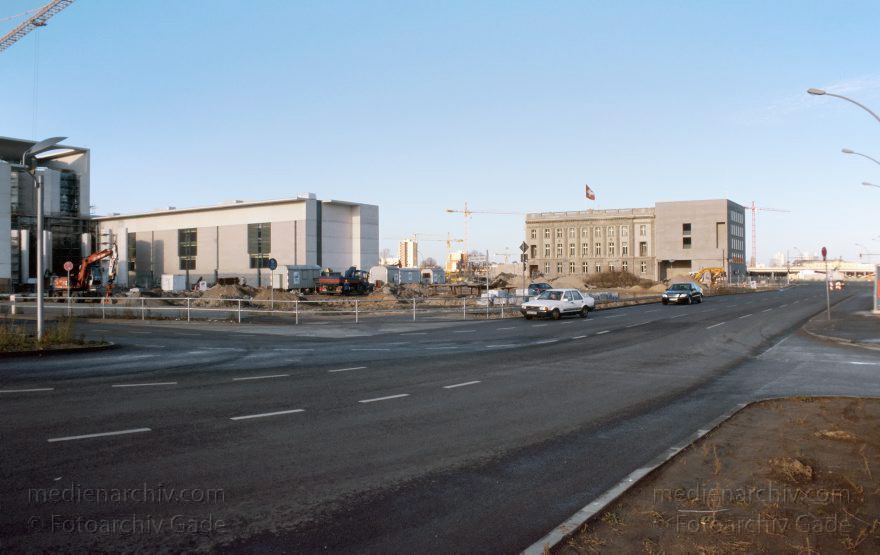 Berlin. Tiergarten. Baustelle Deutscher Bundestag. Rechts: Schweizer Botschaft
10. Dezember 2000. Berlin. Mitte. Tiergarten. Baustelle: Deutscher Bundestag. (Sitzungssäle. Verwaltung. Abgeordnetenbüros. Fraktionen). Rechts: Schweizer Botschaft
Schlüsselwörter: Berlin;Botschaft;Bundestag;Deutschland;Germany;Mitte;Schweiz;2000;Tiergarten